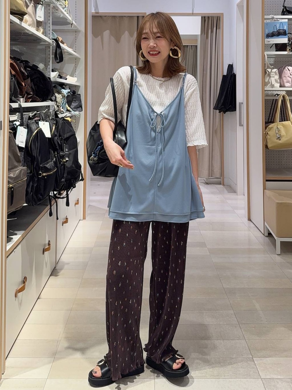 ブラック系のサンダル、ブラウン系のTシャツ/カットソー、シルバー系のネックレスを着用したレディースの春コーディネートの3枚目の写真