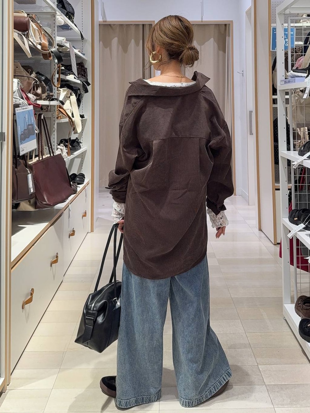 ブラック系のスニーカー、ブラック系のボストンバッグ、ホワイト系のTシャツ/カットソーを着用したレディースの秋コーディネートの5枚目の写真