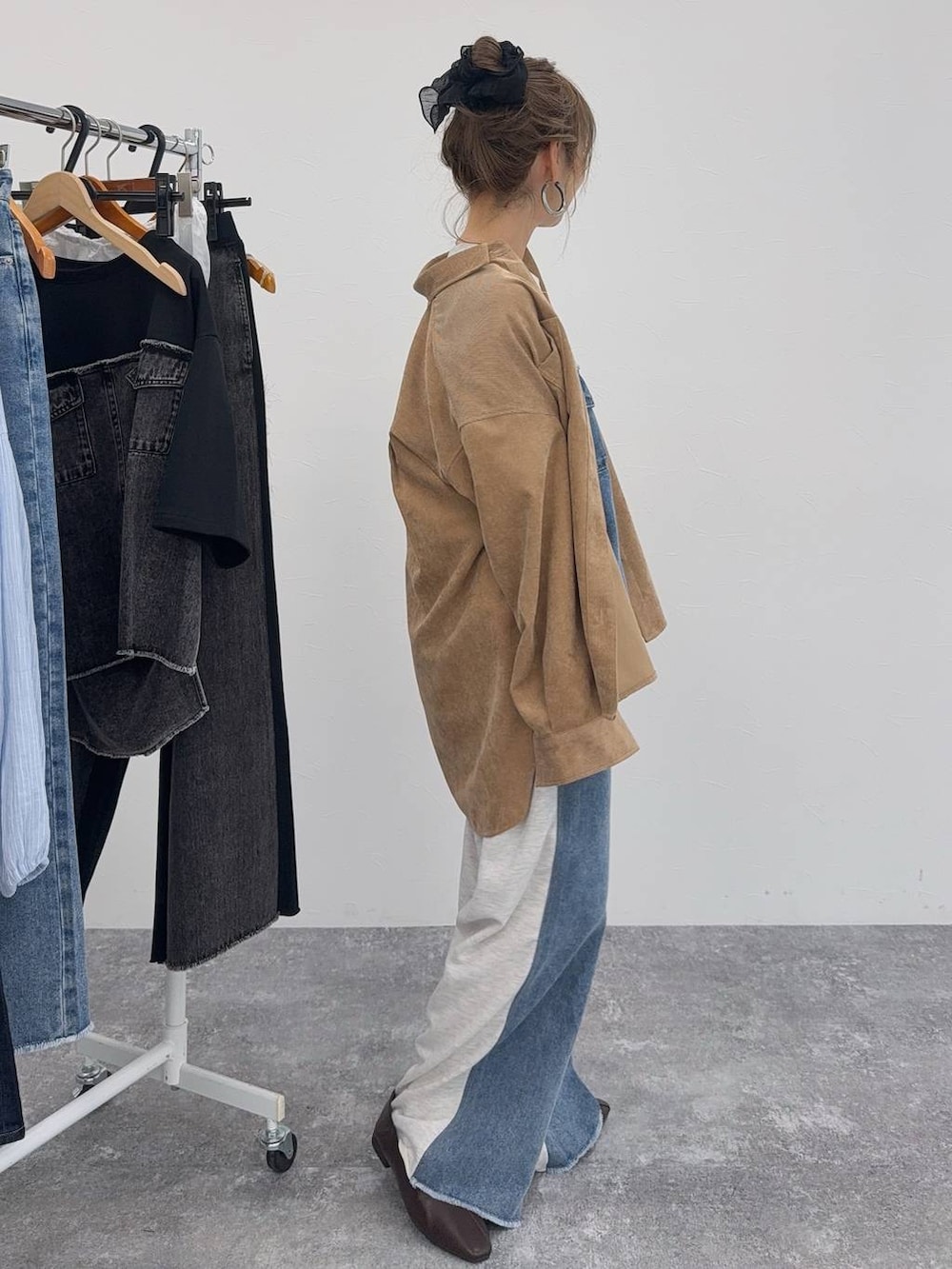 ブラウン系のパンプス、ベージュ系のシャツ/ブラウス、ブラウン系のシャツ/ブラウスを着用したレディースの夏コーディネートの6枚目の写真