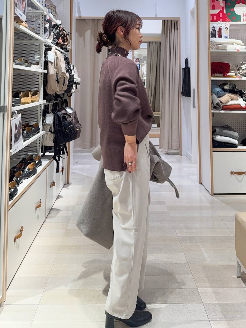 ベージュ系のチェスターコート、グレー系のその他パンツ、ベージュ系のトートバッグを着用したレディースの冬コーディネートの7枚目の写真