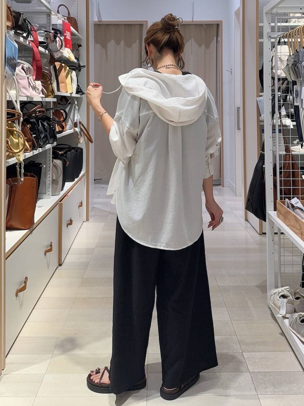 ブラック系のつなぎ/オールインワン、ブラウン系のボディバッグ/ウエストポーチ、ホワイト系のTシャツ/カットソーを着用したレディースの夏コーディネートの4枚目の写真