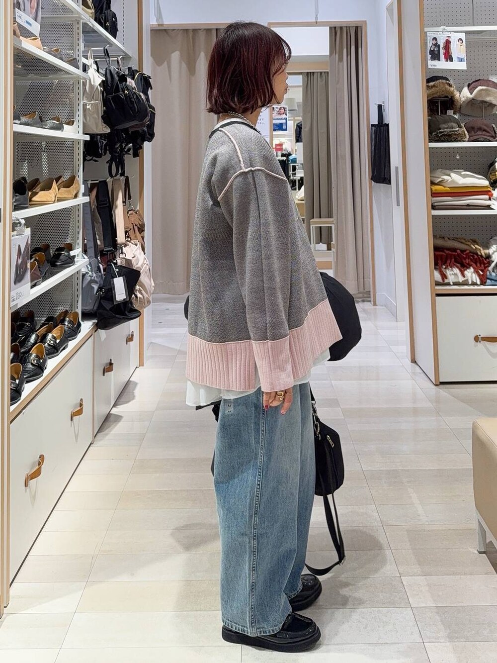 ブラック系のローファー、ブラック系のショルダーバッグ、ブラック系のダウンジャケット/コートを着用したレディースの冬コーディネートの8枚目の写真