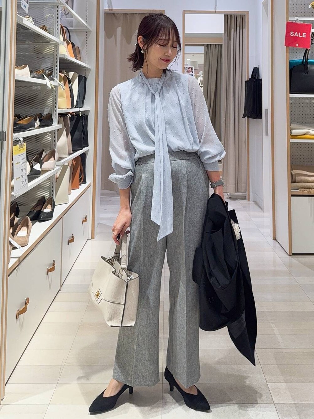 その他のパンプス、ブラック系のテーラードジャケット、ブルー系のシャツ/ブラウスを着用したレディースの冬コーディネートの2枚目の写真