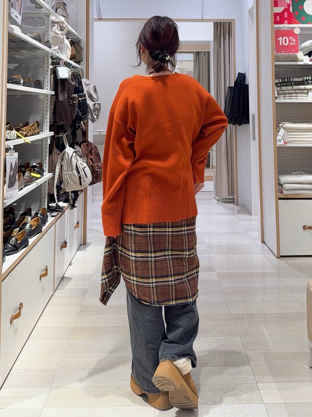 ブラック系のショルダーバッグ、ブラウン系のシャツ/ブラウス、イエロー系のブーツを着用したレディースの冬コーディネートの9枚目の写真