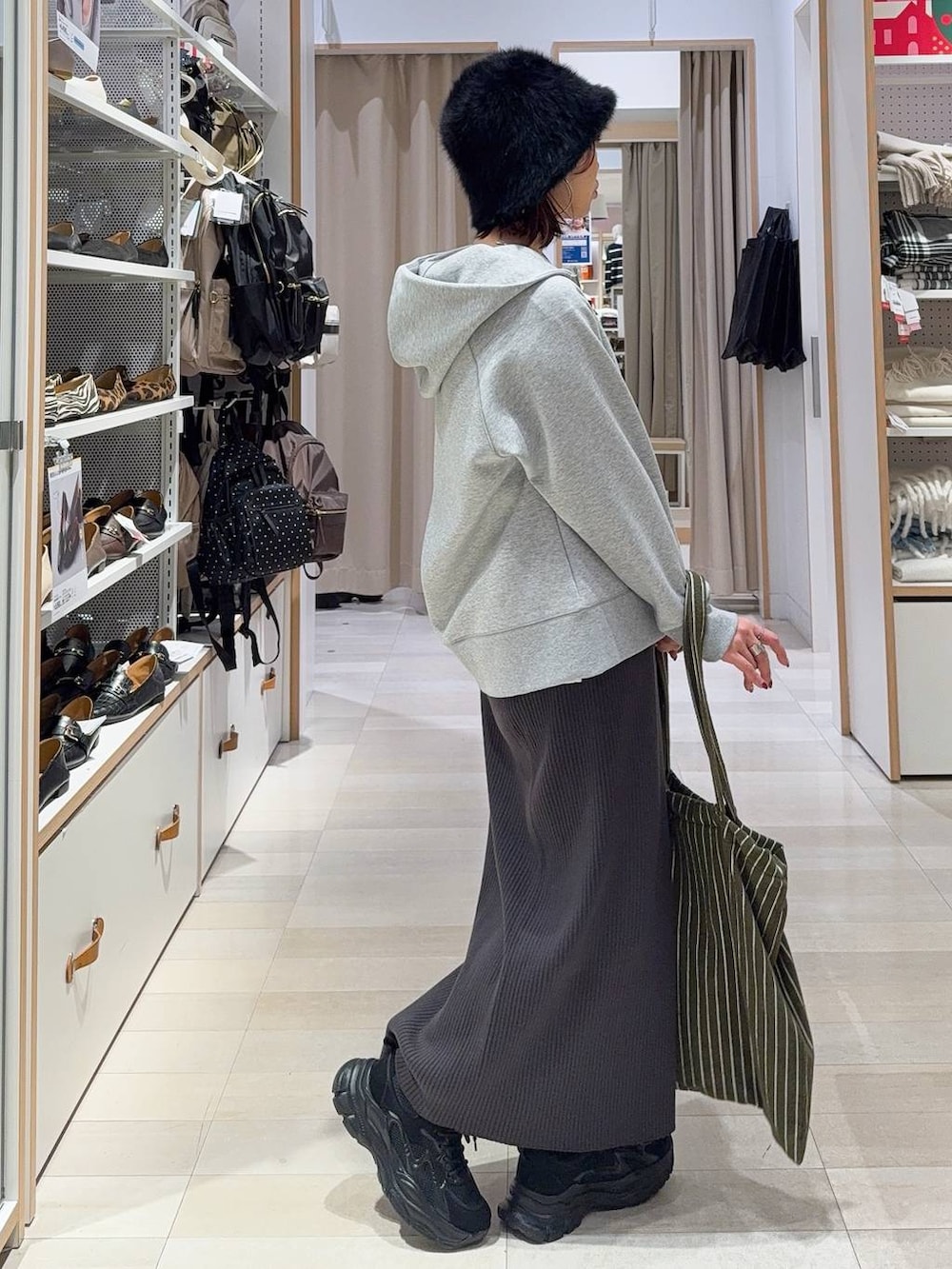 ホワイト系のブルゾン、ブラック系のスニーカー、ホワイト系のTシャツ/カットソーを着用したレディースの冬コーディネートの7枚目の写真