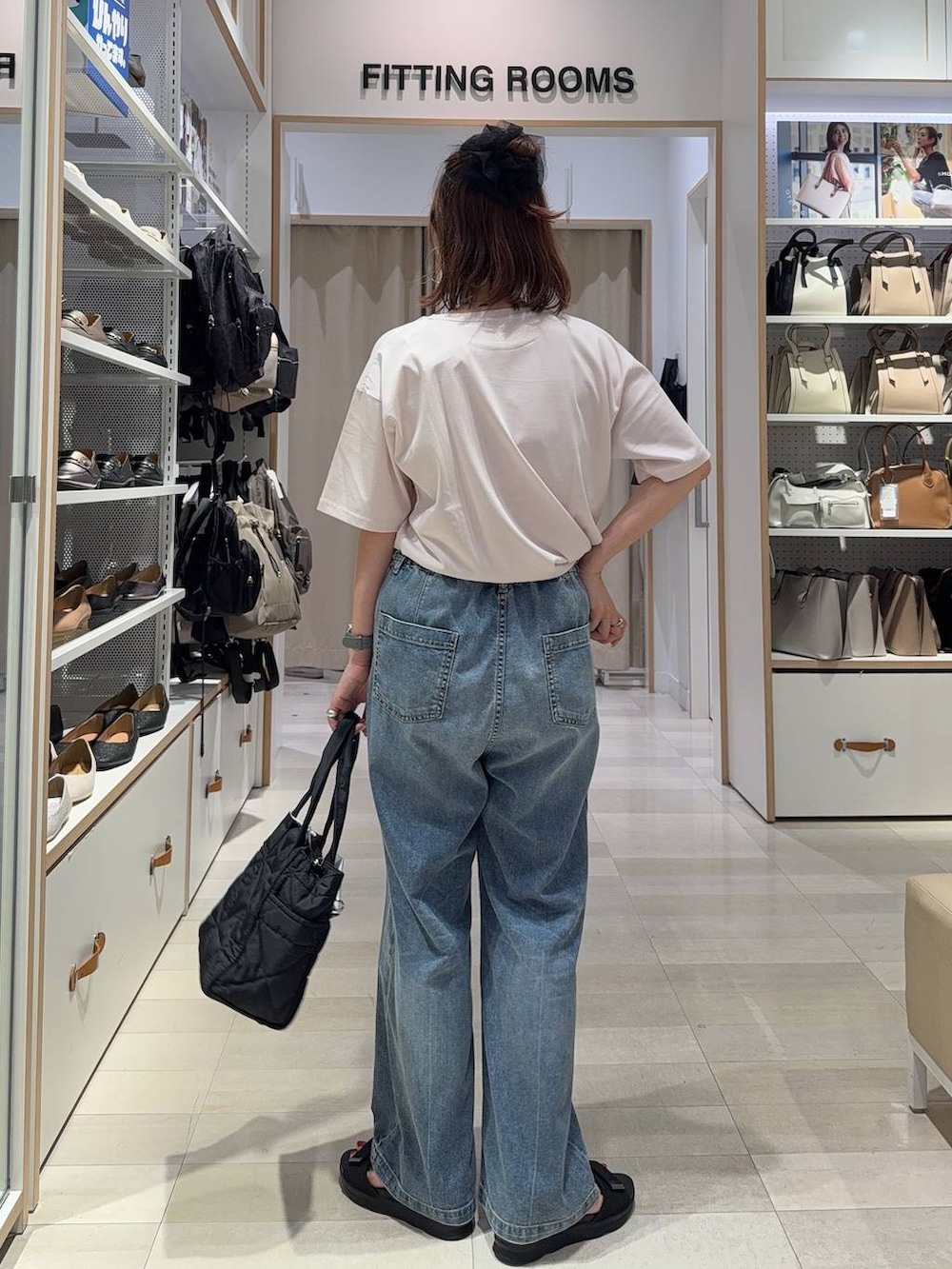 ピンク系のTシャツ/カットソー、ブラック系のトートバッグ、ブラック系のサンダルを着用したレディースの夏コーディネートの6枚目の写真