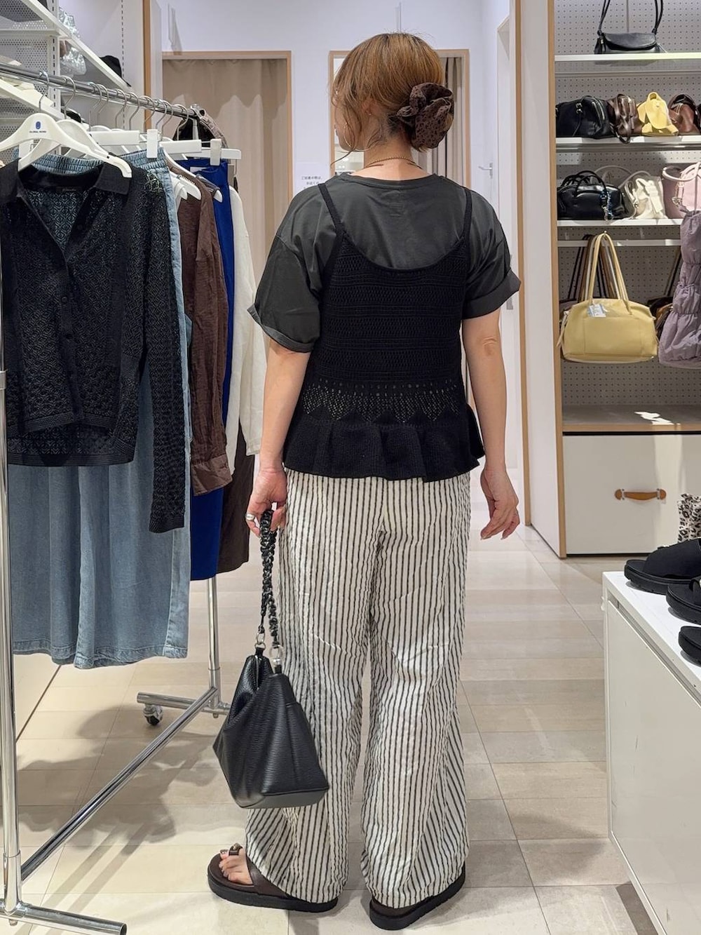 グレー系のTシャツ/カットソー、ブラウン系のサンダル、ホワイト系のその他パンツを着用したレディースの夏コーディネートの9枚目の写真