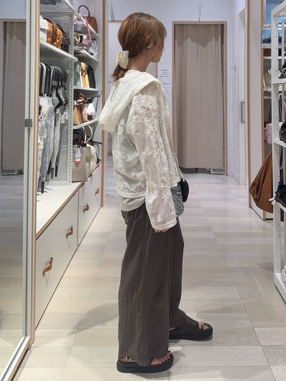 ブラウン系のその他パンツ、ベージュ系のパーカー、ブラウン系のサンダルを着用したレディースの夏コーディネートの8枚目の写真