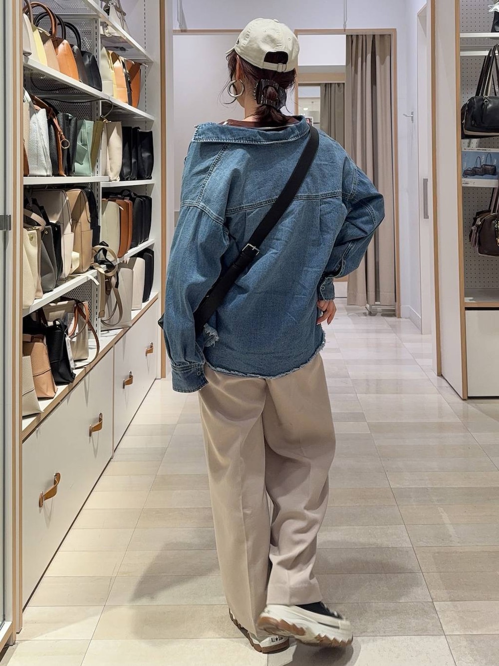 ベージュ系のその他パンツ、ブルー系のシャツ/ブラウス、ブラウン系のTシャツ/カットソーを着用したレディースの春コーディネートの5枚目の写真