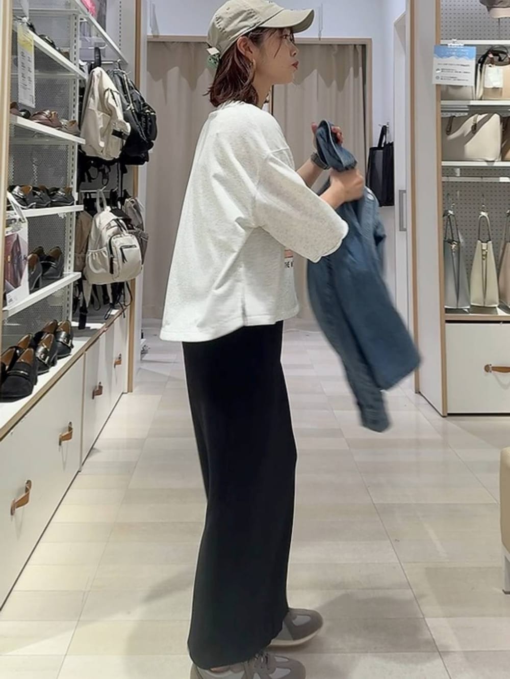 グレー系のバックパック/リュック、グレー系のスニーカー、グレー系のTシャツ/カットソーを着用したレディースの秋コーディネートの6枚目の写真