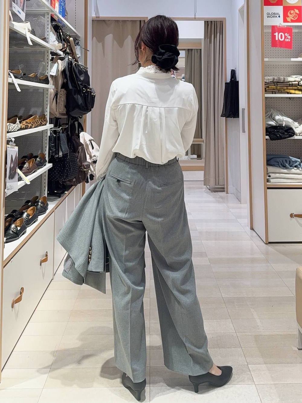 ブラック系のショルダーバッグ、ブラック系のパンプス、ホワイト系のシャツ/ブラウスを着用したレディースの冬コーディネートの7枚目の写真