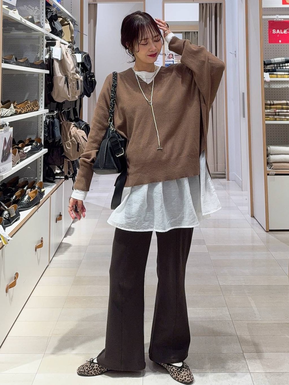 ブルー系のチェスターコート、ホワイト系のTシャツ/カットソー、ブラウン系のその他パンツを着用したレディースの冬コーディネートの5枚目の写真