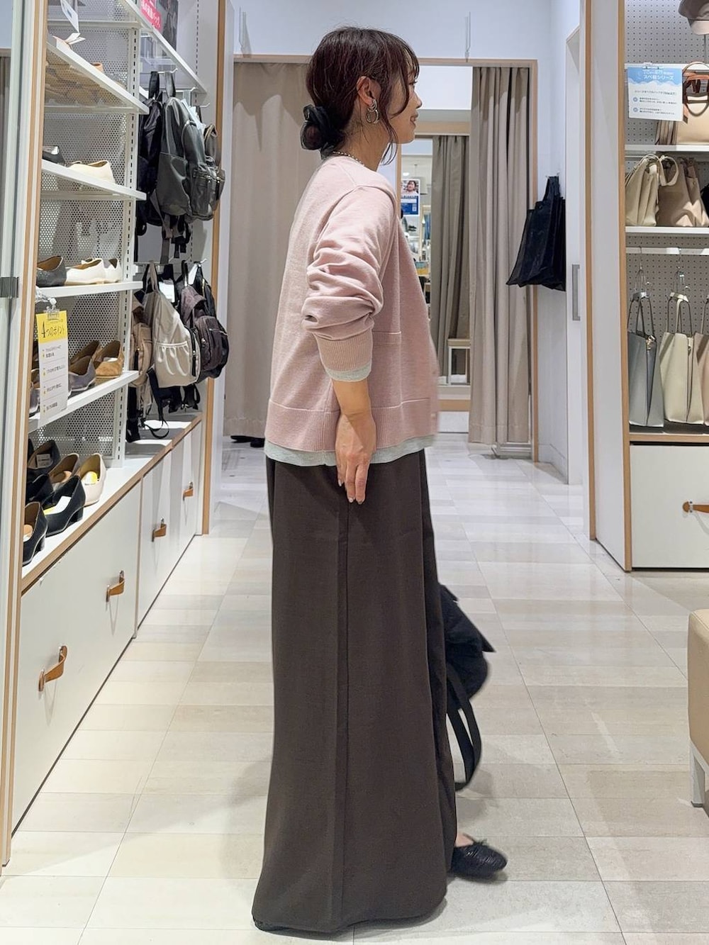 ブラック系のバレエシューズ、ブラック系のショルダーバッグ、ホワイト系のTシャツ/カットソーを着用したレディースの秋コーディネートの4枚目の写真