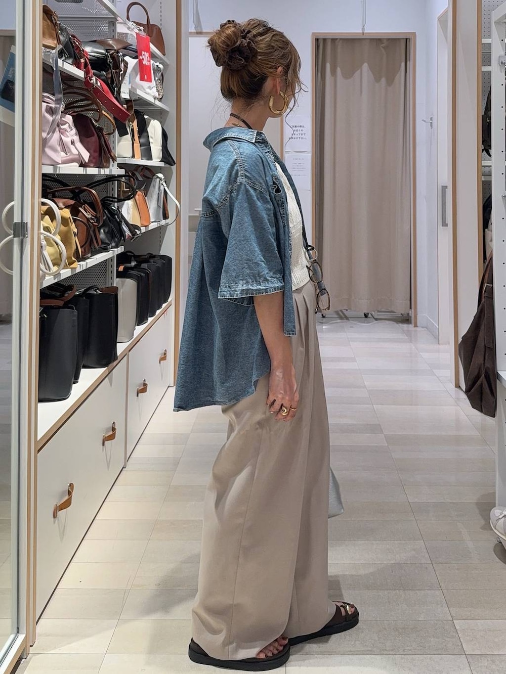 ベージュ系のその他パンツ、ホワイト系のベスト、ブルー系のシャツ/ブラウスを着用したレディースの夏コーディネートの6枚目の写真