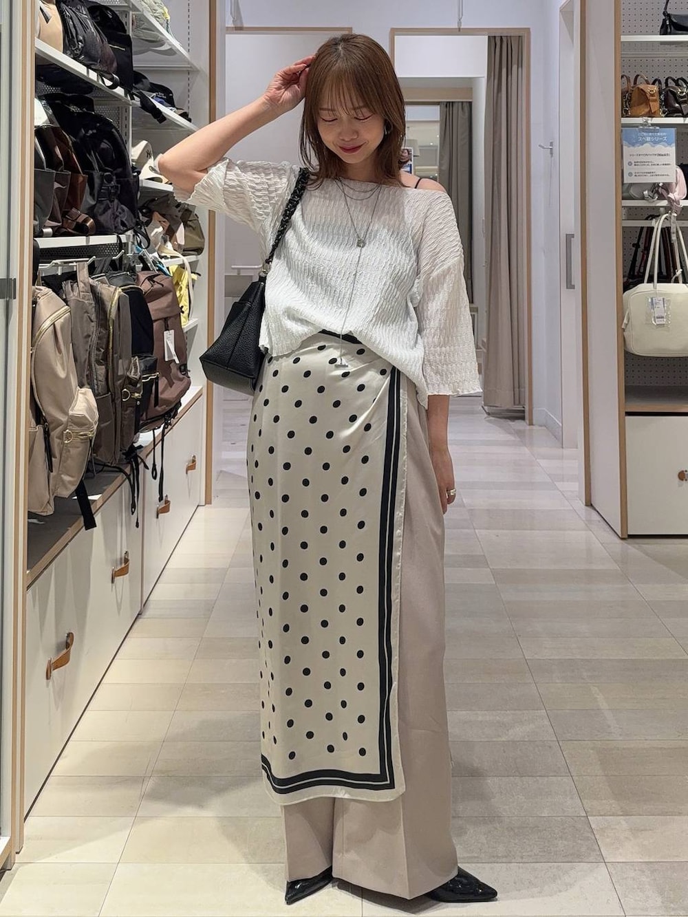 ベージュ系のその他パンツ、ブラウン系のキャミソール、ベージュ系のパーカーを着用したレディースの春コーディネートの4枚目の写真