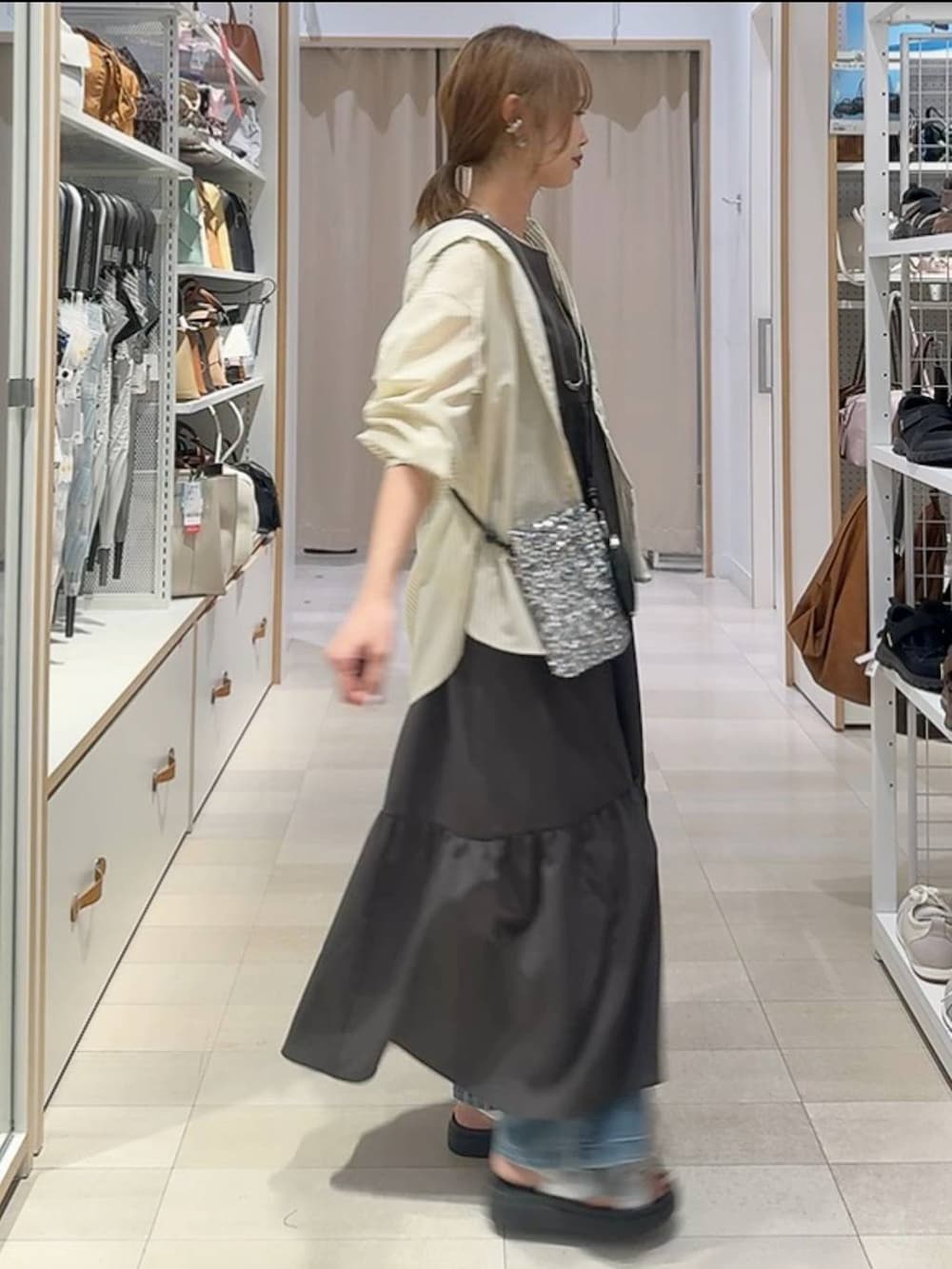 ブルー系のデニムパンツ、グレー系のワンピース、ブラウン系のTシャツ/カットソーを着用したレディースの夏コーディネートの4枚目の写真