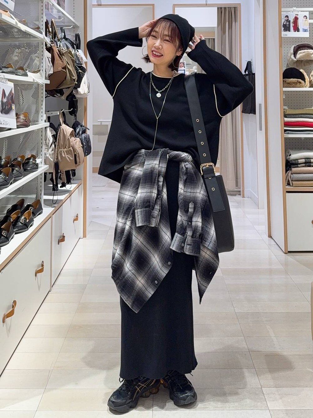 ブラック系のワンピース、ゴールド系のチョーカー、ブラック系のその他ヘアアクセサリーを着用したレディースの冬コーディネートの7枚目の写真