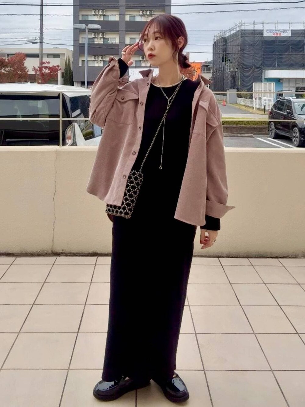 ブラック系のショルダーバッグ、ブラック系のワンピース、ブラウン系のその他パンツを着用したレディースの冬コーディネートの3枚目の写真