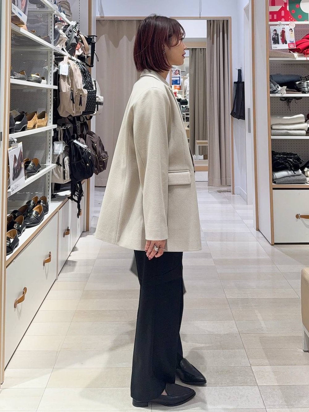 ブラック系のその他パンツ、ブラック系のパンプス、ベージュ系のテーラードジャケットを着用したレディースの冬コーディネートの6枚目の写真