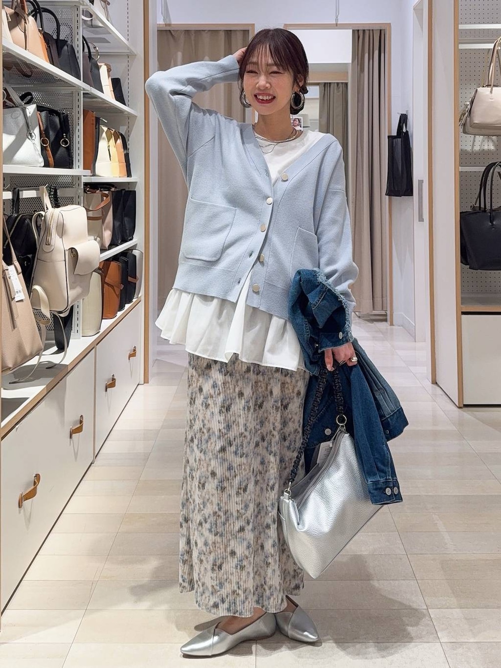 ブラック系のスニーカー、ブラック系のショルダーバッグ、ホワイト系のTシャツ/カットソーを着用したレディースの春コーディネートの4枚目の写真