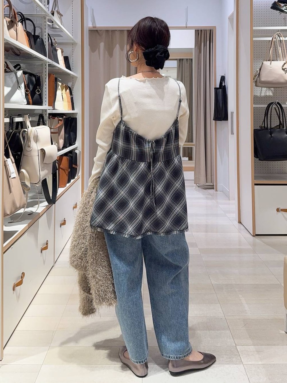 その他のパンプス、ブルー系のデニムパンツ、ホワイト系のTシャツ/カットソーを着用したレディースの冬コーディネートの7枚目の写真