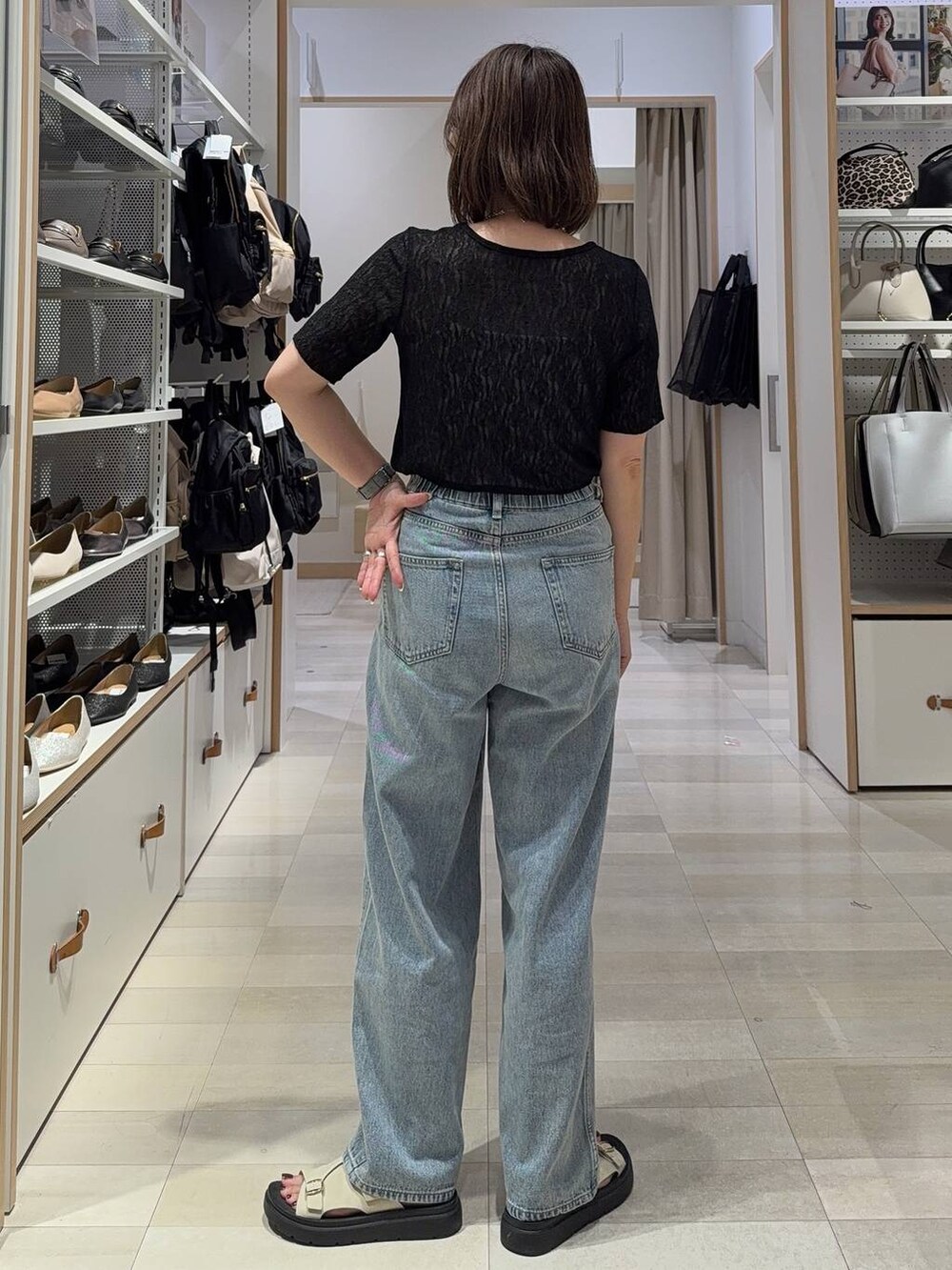 ブルー系のデニムパンツ、ホワイト系のキャミソール、ブラック系のキャミソールを着用したレディースの夏コーディネートの8枚目の写真