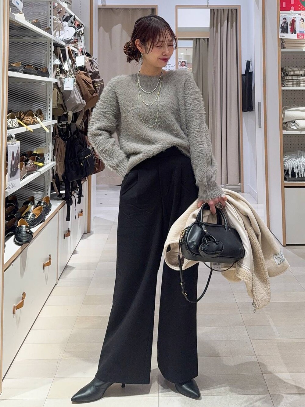 ブラック系のその他パンツ、ブラック系のハンドバッグ、ホワイト系のノーカラージャケットを着用したレディースの冬コーディネートの2枚目の写真