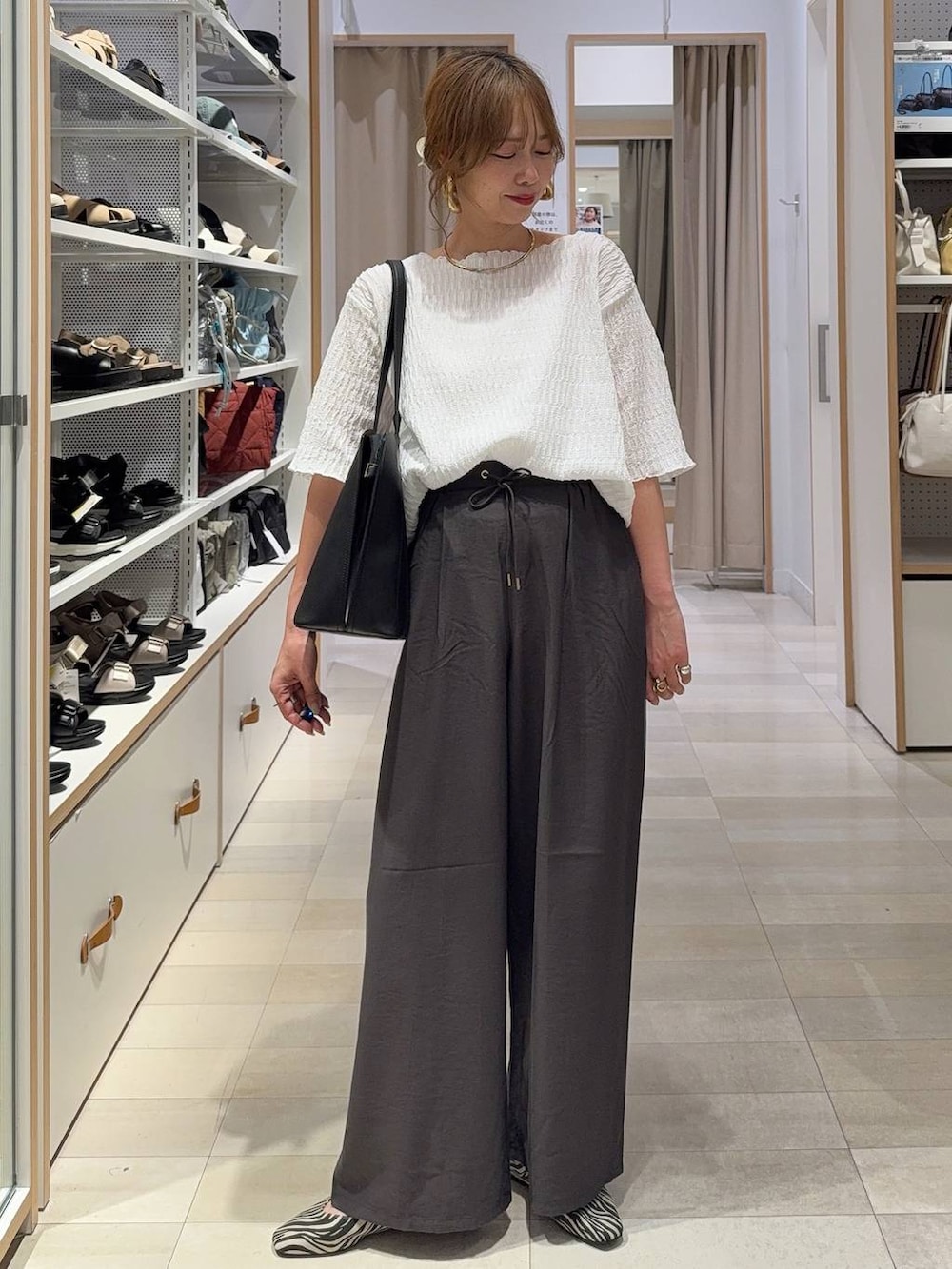その他のパンプス、ブラック系のボストンバッグ、ブラック系のトートバッグを着用したレディースの春コーディネートの2枚目の写真