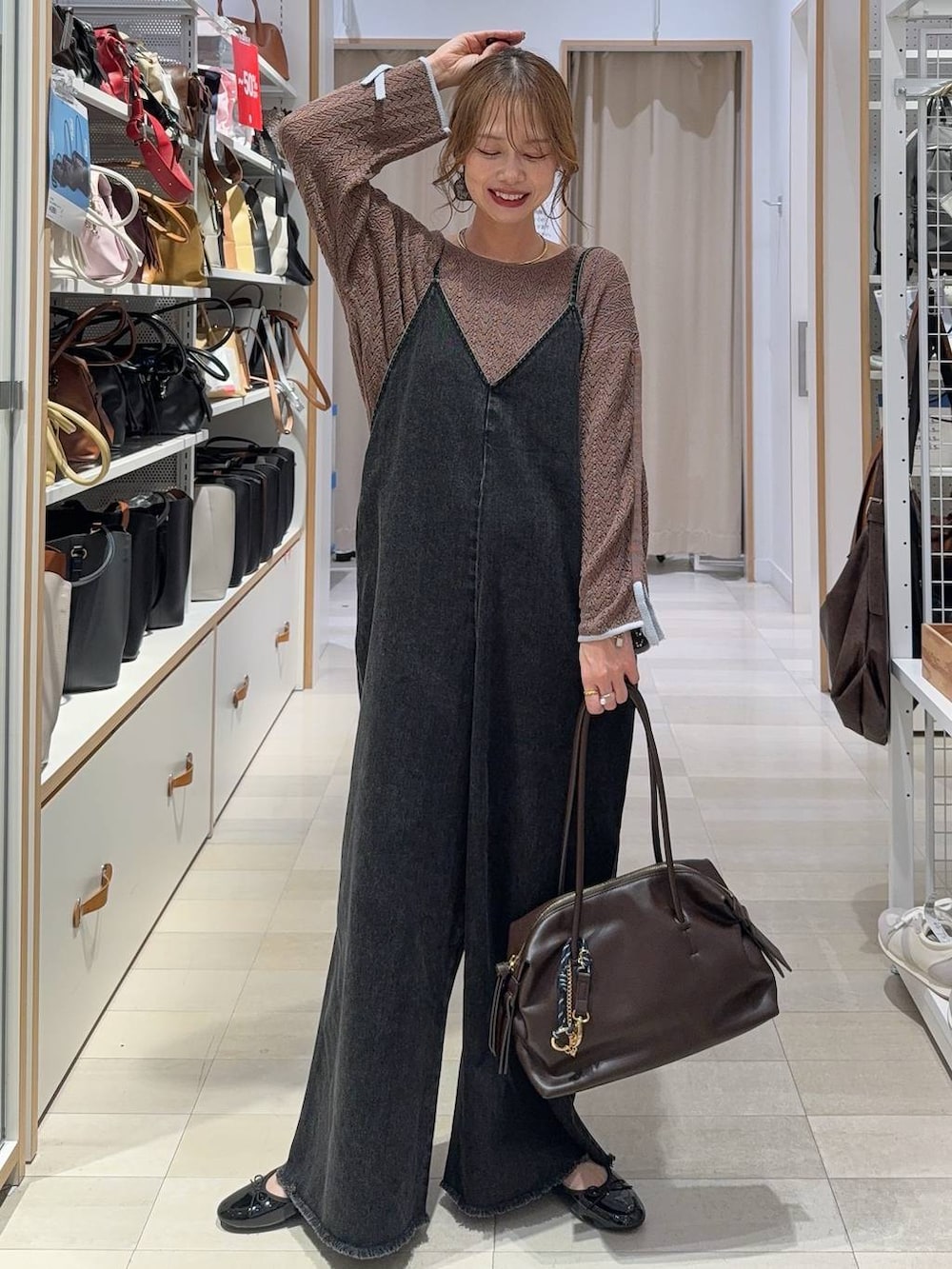 ブラック系のその他パンツ、ブラック系のスカート、ブラウン系のボディバッグ/ウエストポーチを着用したレディースの夏コーディネートの7枚目の写真