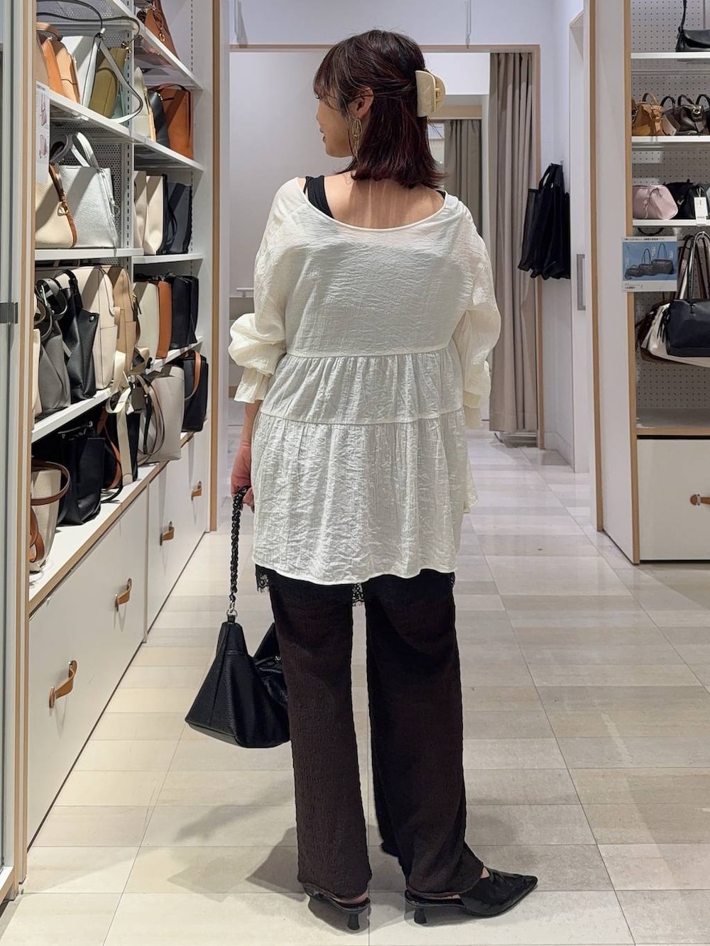 ブラック系のキャミソール、ブラウン系のその他パンツ、ゴールド系のネックレスを着用したレディースの春コーディネートの9枚目の写真