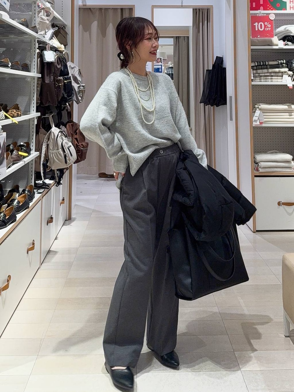 ブラック系のパンプス、ブラック系のダウンジャケット/コート、シルバー系のニット/セーターを着用したレディースの冬コーディネートの5枚目の写真