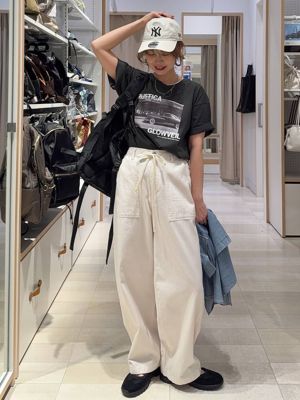 グレー系のTシャツ/カットソー、ベージュ系のその他パンツ、ブルー系のシャツ/ブラウスを着用したレディースの春コーディネートの2枚目の写真