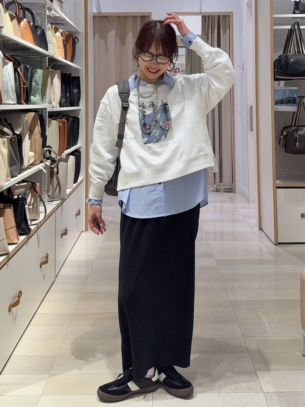 その他のバックパック/リュック、ブルー系のシャツ/ブラウス、グレー系のTシャツ/カットソーを着用したレディースの春コーディネートの4枚目の写真