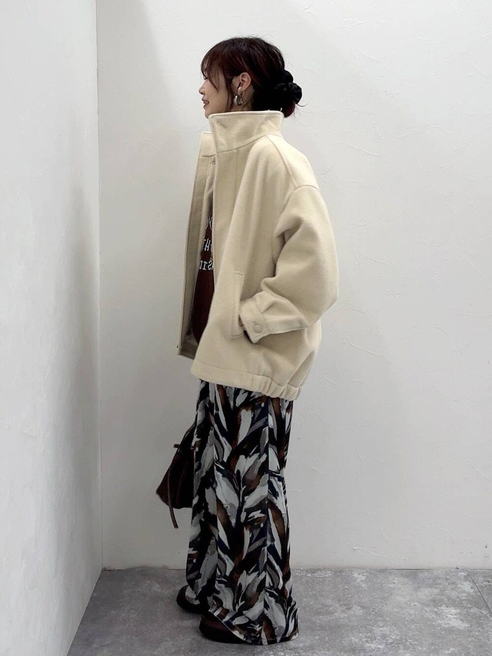 ブラウン系のローファー、ホワイト系のTシャツ/カットソー、ホワイト系のブルゾンを着用したレディースの冬コーディネートの3枚目の写真