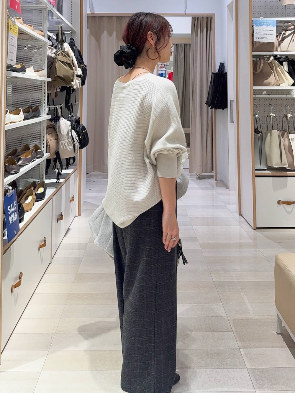 ブラック系のその他シューズ、グレー系のノーカラーコート、ブラック系のボストンバッグを着用したレディースの秋コーディネートの7枚目の写真