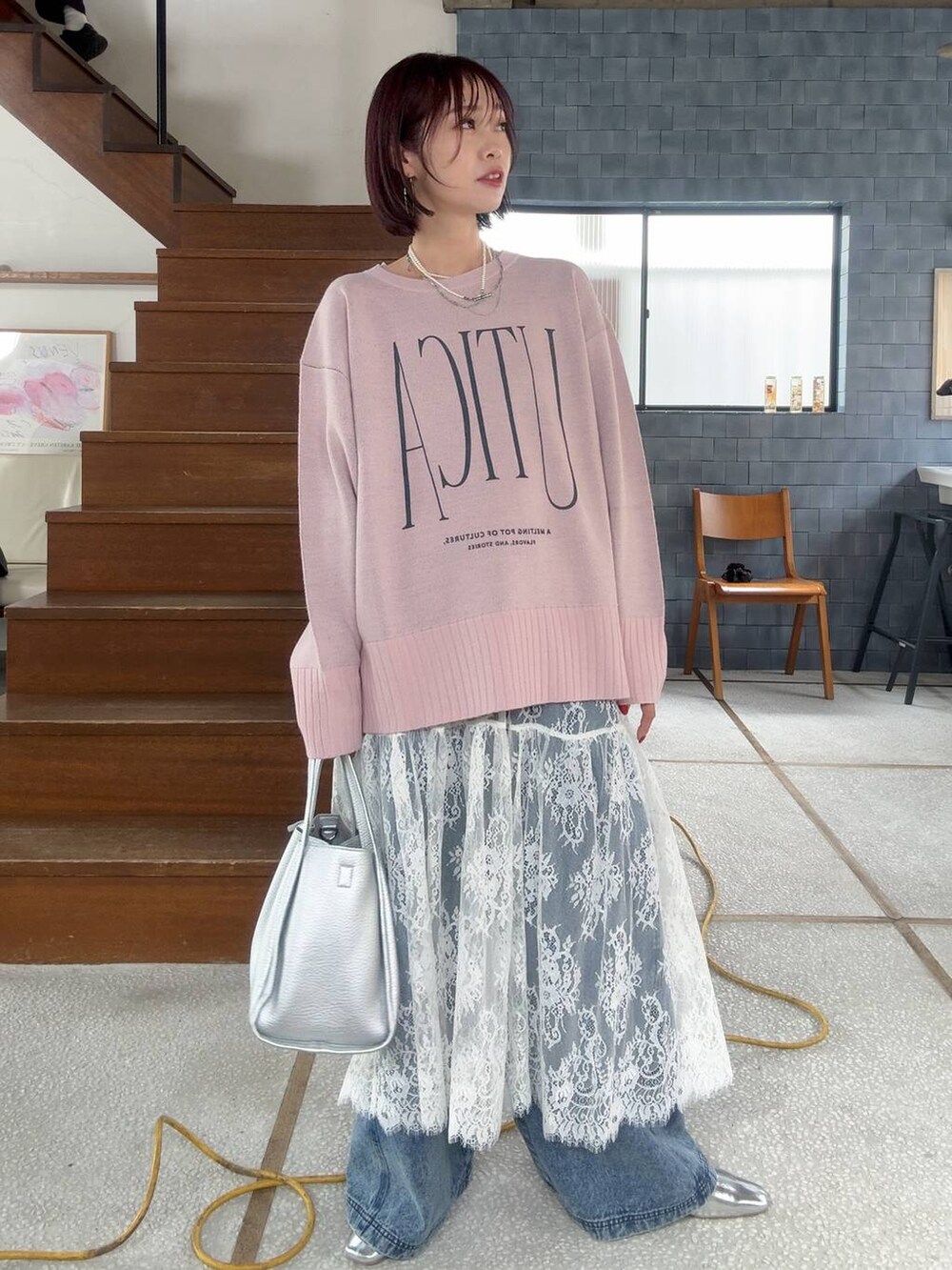 ブルー系のダウンジャケット/コート、ブラック系のスカート、ホワイト系のTシャツ/カットソーを着用したレディースの秋コーディネートの8枚目の写真