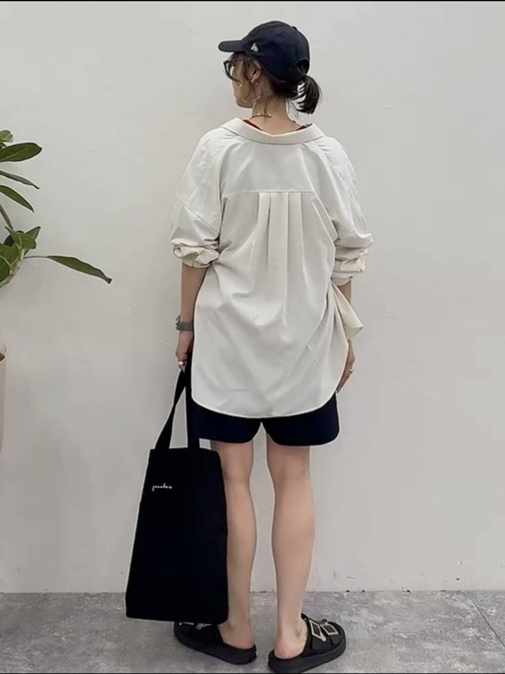 ブラック系のトートバッグ、ホワイト系のシャツ/ブラウス、ブルー系のその他パンツを着用したレディースの夏コーディネートの6枚目の写真