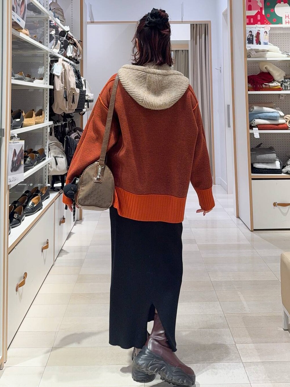 ブラック系のワンピース、ゴールド系のチョーカー、ブラック系のその他ヘアアクセサリーを着用したレディースの冬コーディネートの9枚目の写真