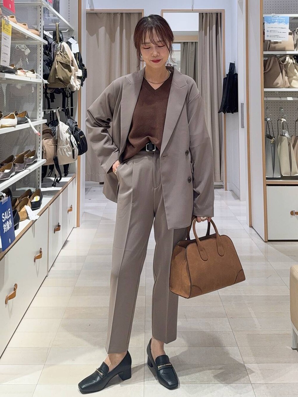 ブラック系のトートバッグ、ブラウン系のその他パンツ、ブラック系のカーディガン/ボレロを着用したレディースの秋コーディネートの5枚目の写真