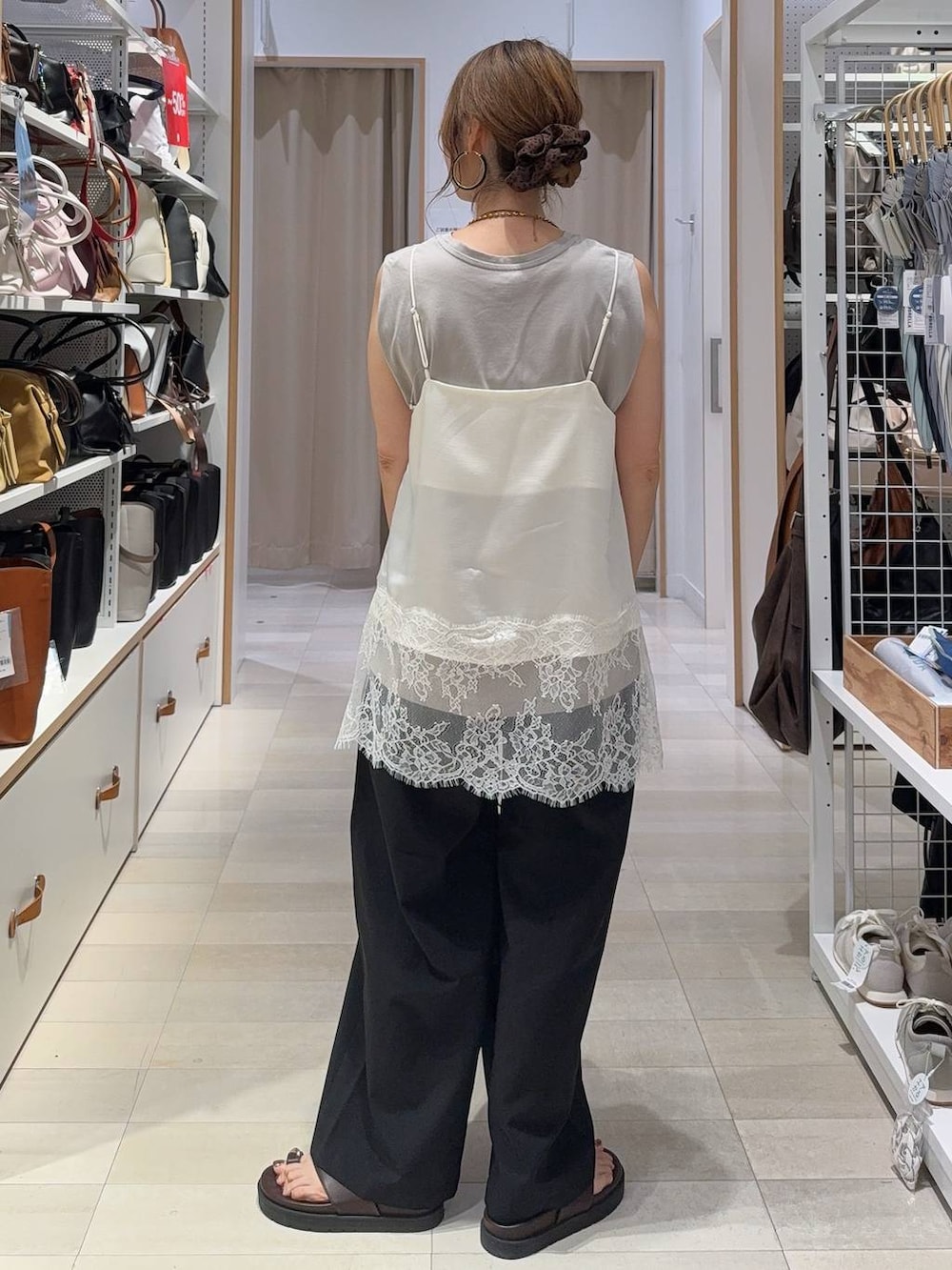 ブラック系のその他パンツ、ホワイト系のキャミソール、ブラウン系のサンダルを着用したレディースの夏コーディネートの6枚目の写真