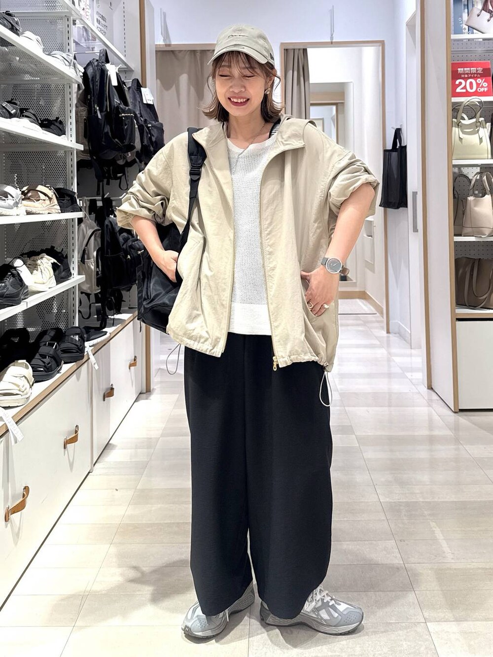 「ママコーデ、きれいめ、GLOBAL WORK、ベーシック/シンプル、着痩せ・細見え、体型カバー、カジュアル」｜「GLOBAL WORKの撥水軽量12ポケットリュック/234512（バックパック/リュック、ブラック系）」を使った、せこ子さん（レディース・159cm）の春コーディネートの2枚目の写真