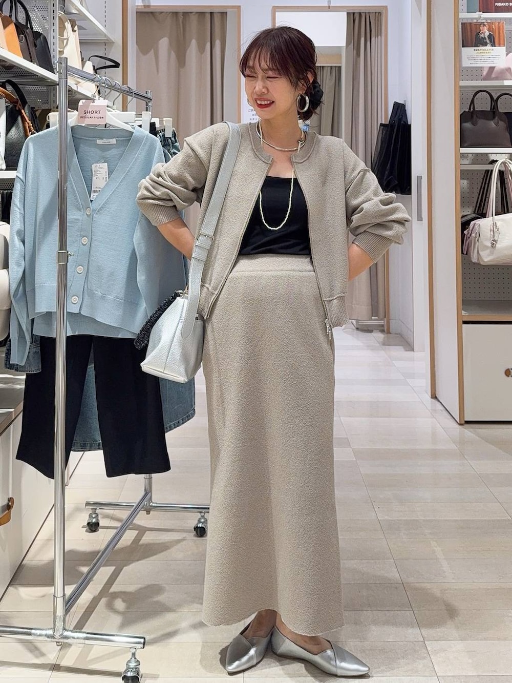 シルバー系のパンプス、ブラック系のキャミソール、ブラック系のその他パンツを着用したレディースの冬コーディネートの3枚目の写真