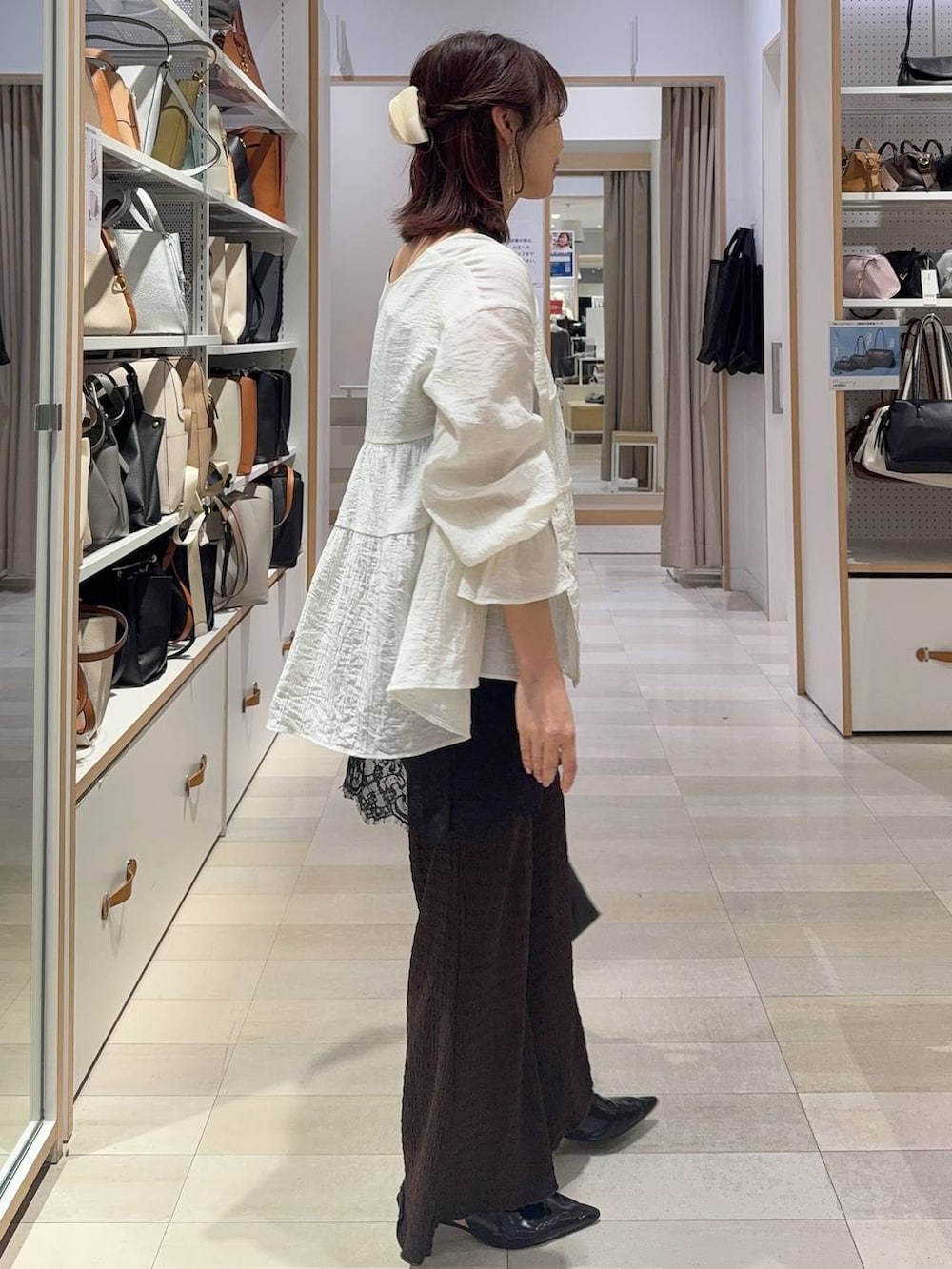 ブラック系のキャミソール、ブラウン系のその他パンツ、ゴールド系のネックレスを着用したレディースの春コーディネートの8枚目の写真