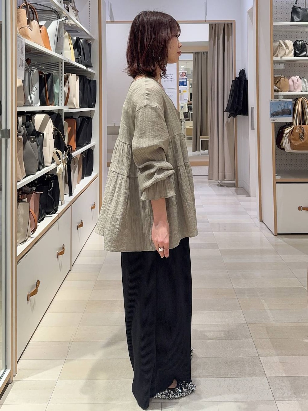 ブラック系のその他パンツを着用したレディースの春コーディネートの8枚目の写真