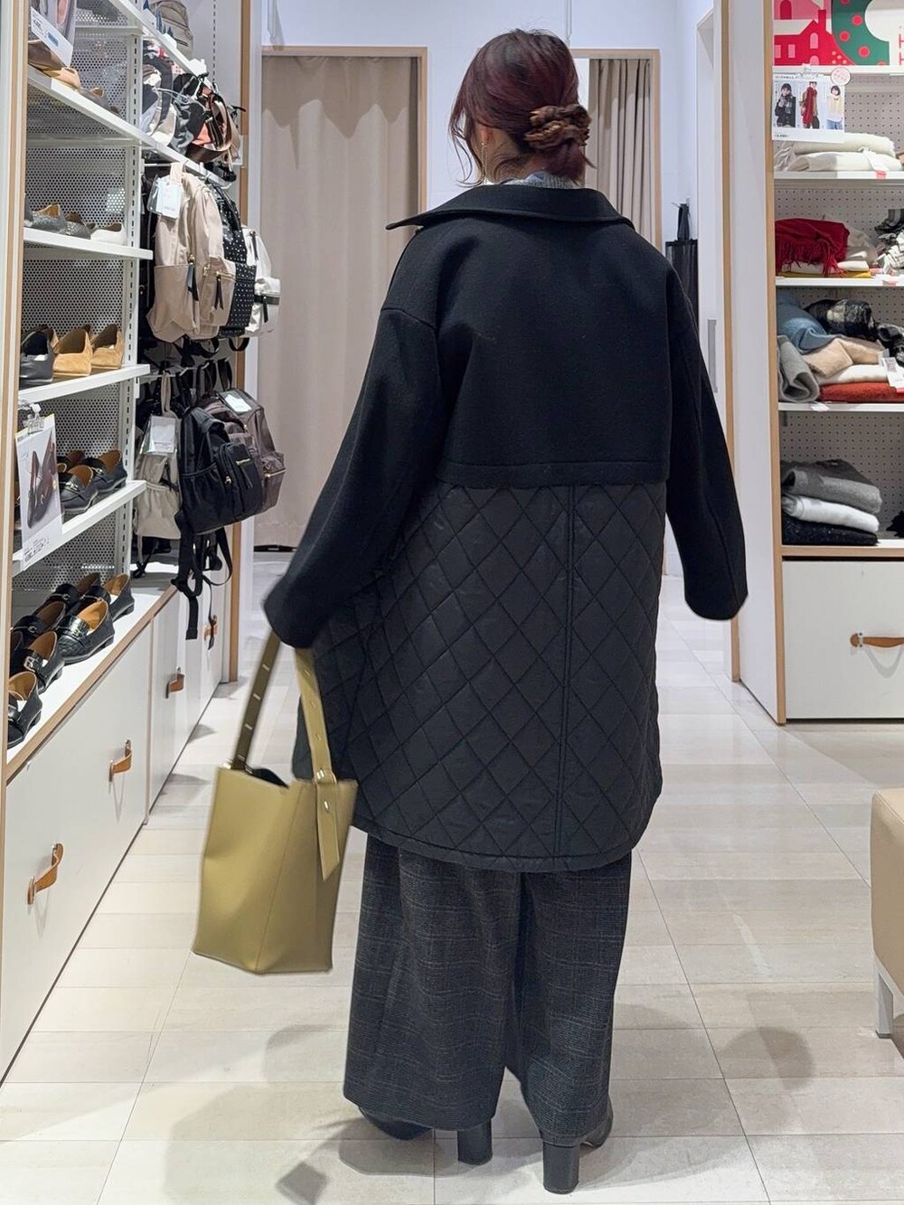 グリーン系のショルダーバッグ、ブラック系のステンカラーコート、ブルー系のシャツ/ブラウスを着用したレディースの冬コーディネートの4枚目の写真