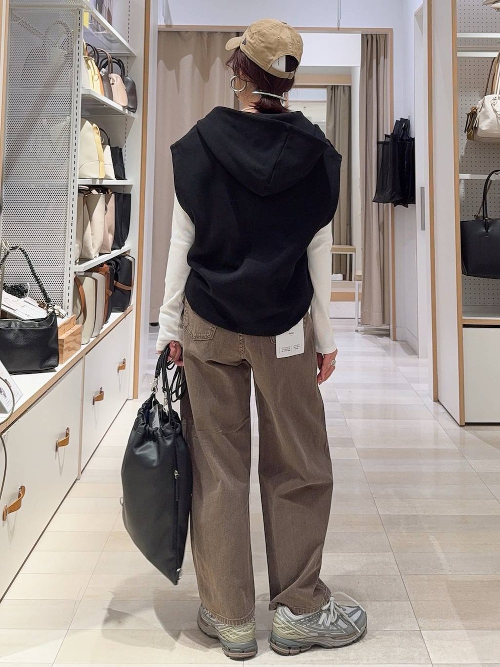 ベージュ系のハットを着用したレディースの冬コーディネートの4枚目の写真