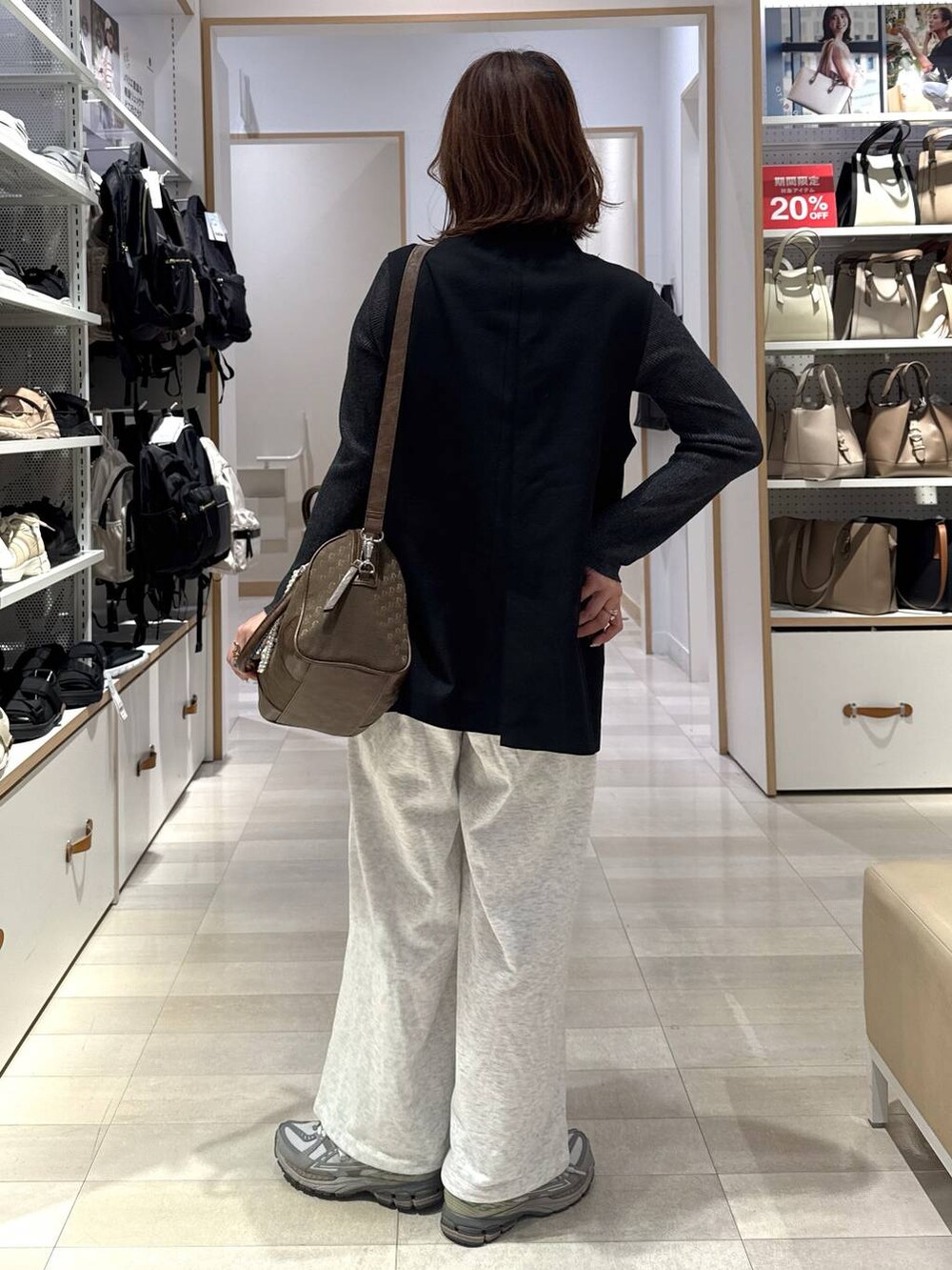 「きれいめ、着痩せ・細見え、ママコーデ、体型カバー、カジュアル、GLOBAL WORK、ベーシック/シンプル」|「GLOBAL WORKのマルチWAYパールチャーム/251929(キーケース/キーアクセサリー、ブルー系)」を使った、せこ子さん(レディース・159cm)の春コーディネートの4枚目の写真