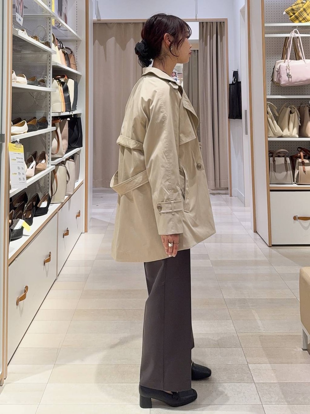 ブラック系のショルダーバッグ、ブラック系のローファー、グレー系のセットアップを着用したレディースの冬コーディネートの6枚目の写真