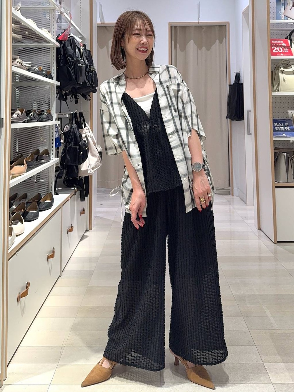 その他のショルダーバッグ、ブラウン系のTシャツ/カットソー、ブラック系のサンダルを着用したレディースの夏コーディネートの5枚目の写真