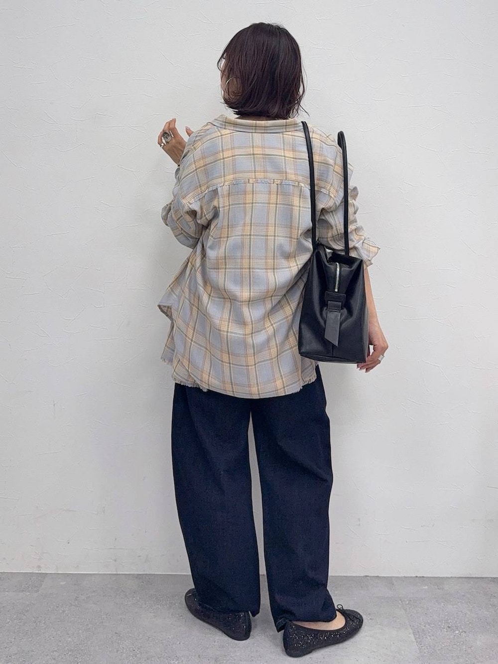 ブラック系のバレエシューズ、ブルー系のデニムパンツ、ブルー系のシャツ/ブラウスを着用したレディースの冬コーディネートの4枚目の写真